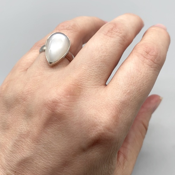 Gorgeous milky white shimmering moonstone ring in sterling silver size 8.5 - Picture 3 of 6